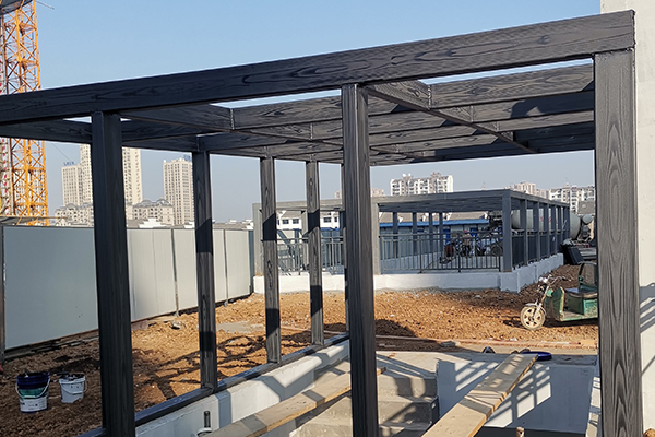 江蘇鎮(zhèn)江市遠(yuǎn)洋香奈河畔三期車(chē)庫(kù)入口廊架木紋漆施工項(xiàng)目