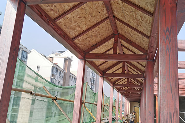 湖北武漢江岸區(qū)長(zhǎng)湖地鋼結(jié)構(gòu)長(zhǎng)廊仿木紋漆施工