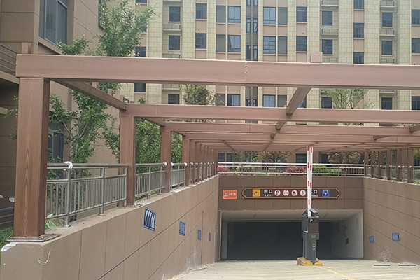 安徽淮南市壽縣京冠領(lǐng)港壹號(hào)鋼構(gòu)車(chē)庫(kù)廊架木紋漆施工項(xiàng)目