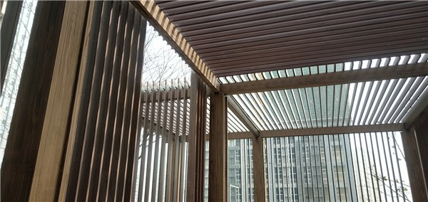 青島小區(qū)門口鋼構廊架雜紋仿木紋施工